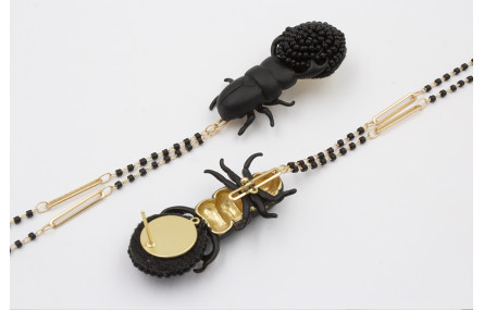 Pendientes perno disco abalorios negro con escarab