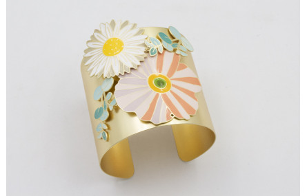 Brazalete con piezas esmaltadas, flor grande plana
