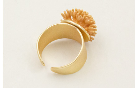 Anillo regulable dorado mate con nenufar esmaltado