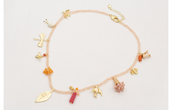 Collar bolitas rositas con colgantes,pajaro esmalt