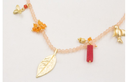 Collar bolitas rositas con colgantes,pajaro esmalt