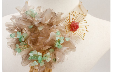 Collar lentejuelas cuadradas grises con centro len