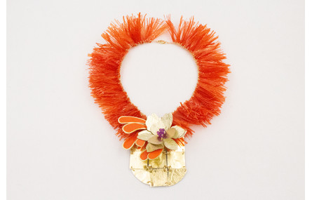 Collar lentejuelas flecos naranjas con centro flor