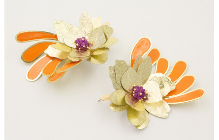 Pendientes perno lámina satinada con colgante péta