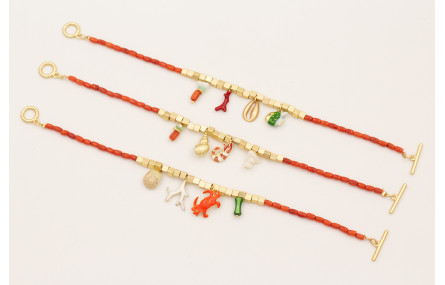 Pulsera con micro tubos de coral, cubos dorados ma