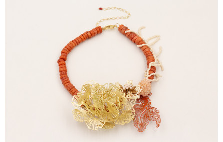 Collar discos coral con calas planas doradas mate,
