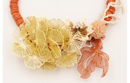 Collar discos coral con calas planas doradas mate,