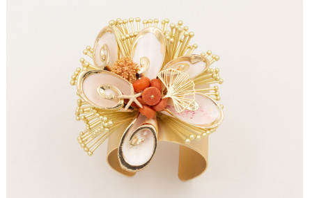 Brazalete caracolas blancas con los bordes dorados