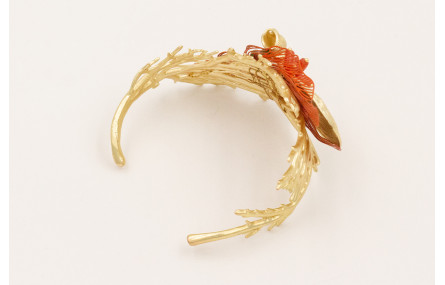 Brazalete de coral con pez tropical esmaltado nara