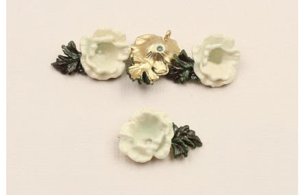 Pieza Flor 21*12mm esmalte manual Blanca y verde