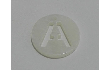 Letra calada 15mm Nacar A