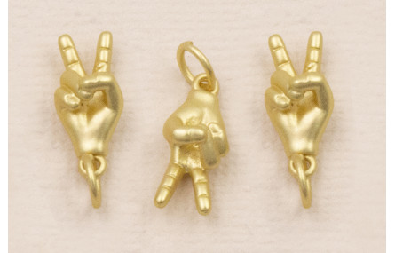 Colgante Signo de Victoria 15*5mm Dorado Mate