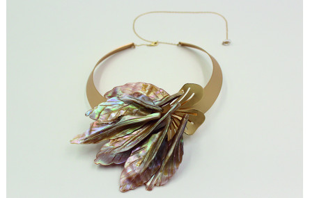 Collar rigido ancho con flores de nacar y flor tre