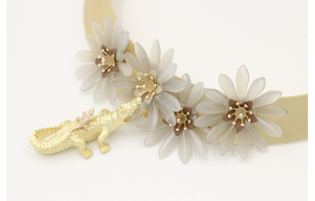 Collar rigido con flores de dagas grises,casquilla