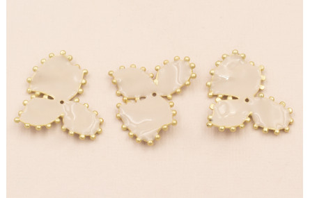 Trebol esmaltado ribetes dorados 20*25mm Beige