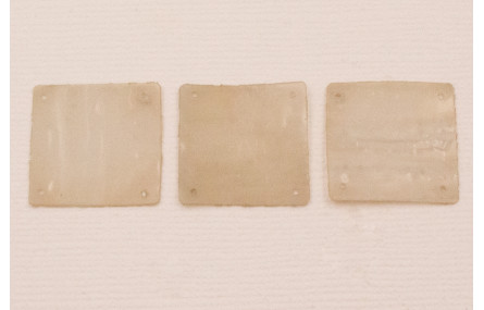 Cuadrado de 20*20mm Beige traslucido rugoso